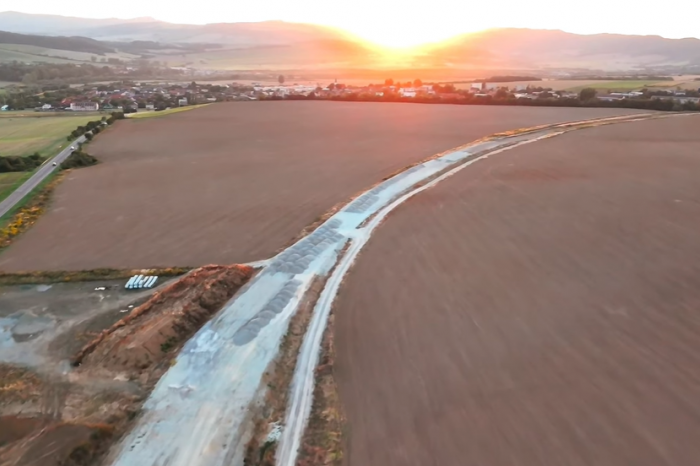 Ilustračný obrázok k článku Výstavba očakávaného obchvatu Sabinova napreduje: VIDEOZÁBERY z miesta, ako zatiaľ vyzerá