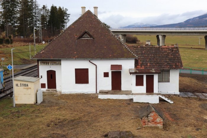 Ilustračný obrázok k článku Štrba chce zriadiť pamätnú železničiarsku izbu: Využije na to bývalú zastávku