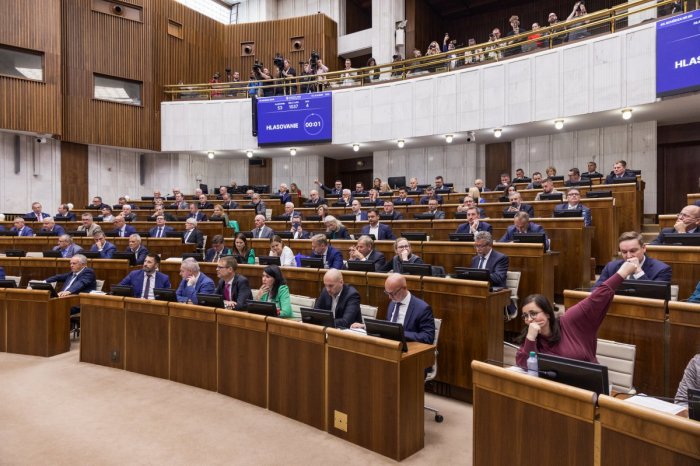 Ilustračný obrázok k článku Odhalenia najnovšieho PRIESKUMU: PS s poklesom, SNS mimo parlamentu! A čo ďalší?