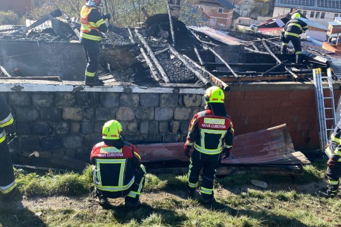 Ilustračný obrázok k článku V Lomničke vypukol požiar, zasiahol dva rodinné domy: O strechu nad hlavou prišlo 19 ľudí