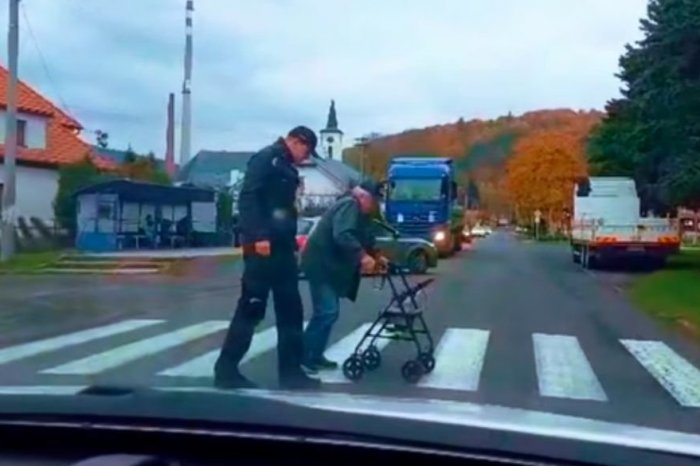 Ilustračný obrázok k článku Krásny prejav ÚCTY a ĽUDSKOSTI: Policajt pomohol cez cestu staršiemu pánovi, VIDEO