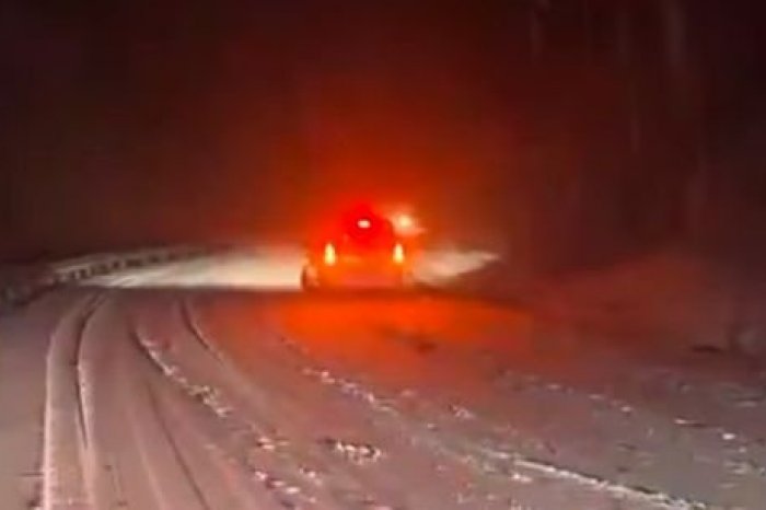 Ilustračný obrázok k článku Policajti VAROVALI vodičov: Viaceré horské priechody pokryl SNEH, Čertovicu UZAVRELI, VIDEO