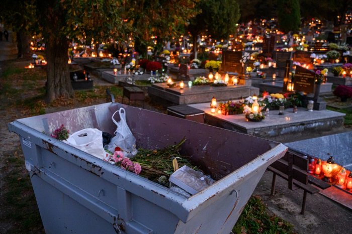 Ilustračný obrázok k článku Cintoríny zaplavia TISÍCE ton odpadu: Myslíte si, že LED sviečky sú EKO? Chyba!