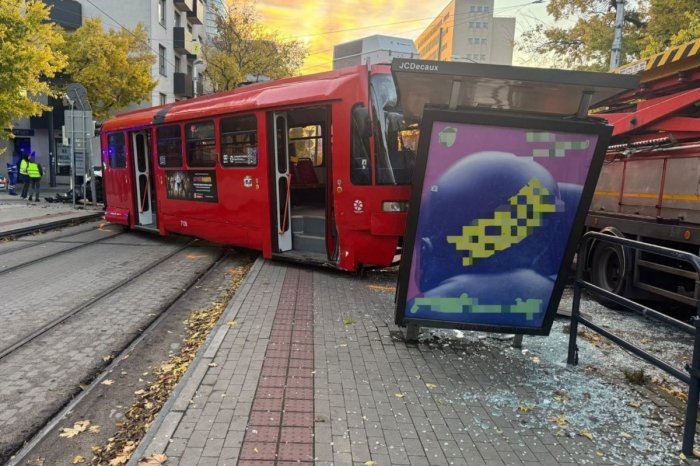 Ilustračný obrázok k článku DRÁMA v Bratislave: Električka po zrážke s autom NARAZILA do zastávky