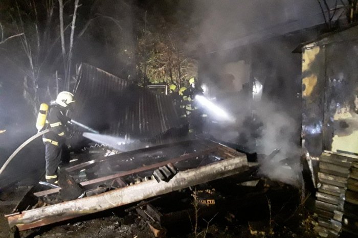 Ilustračný obrázok k článku HRDINSKÝ čin rybárov: Z horiacich unimobuniek ZACHRÁNILI 3 ľudí, FOTO