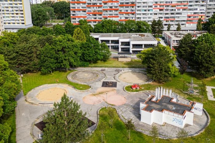 Ilustračný obrázok k článku Ako bude vyzerať ikonické ihrisko na Gessayovej? Rozhodnúť o tom môžete aj VY!