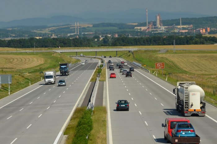 Ilustračný obrázok k článku Česi nám môžu závidieť: Cena našich diaľničných známok sa nemení, tie ich ZDRAŽIA