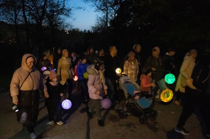 Ilustračný obrázok k článku Sídlisko rozžiari LAMPIÓNOVÝ sprievod: Ľudí láka aj na atraktívnu OHŇOVÚ show