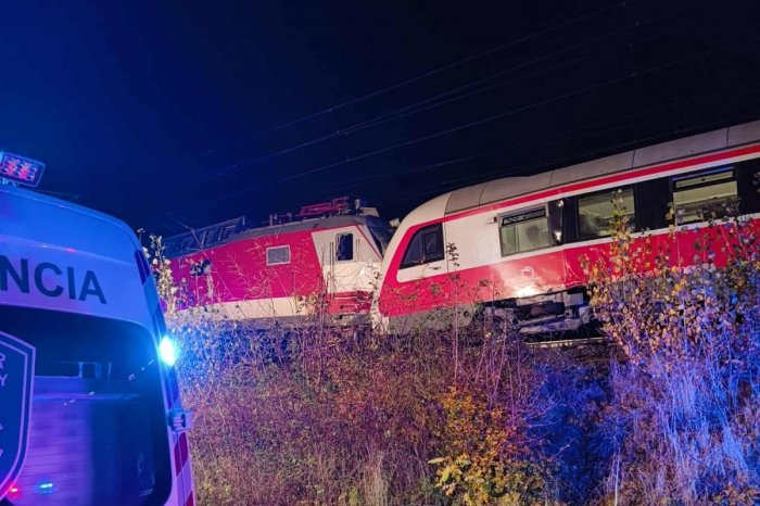 Ilustračný obrázok k článku Pri Bratislave sa ZRAZILI dva vlaky: Hlásia zranených! FOTO priamo z miesta