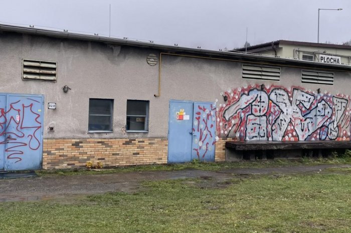 Ilustračný obrázok k článku Škaredé nápisy bez akejkoľvek logiky: STRÁPNILI neznámeho umelca pri prešovskom zimáku