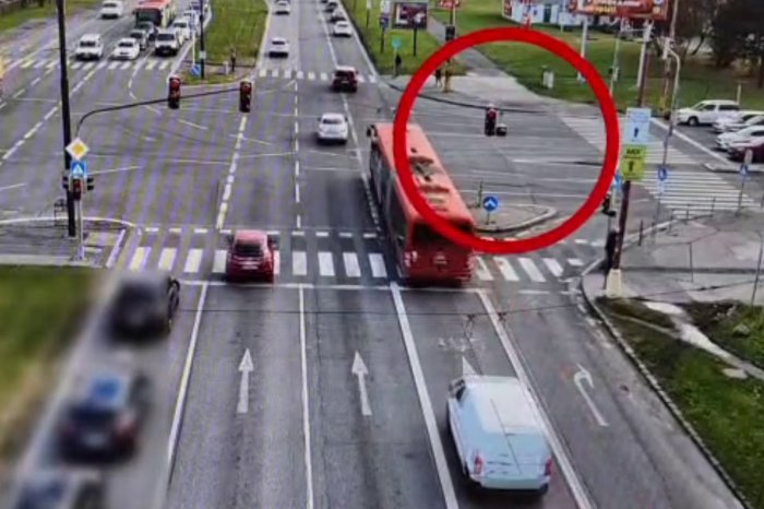 Ilustračný obrázok k článku Policajti majú oči aj na OBLOHE: Dron odhalil vodičov jazdiacich na červenú