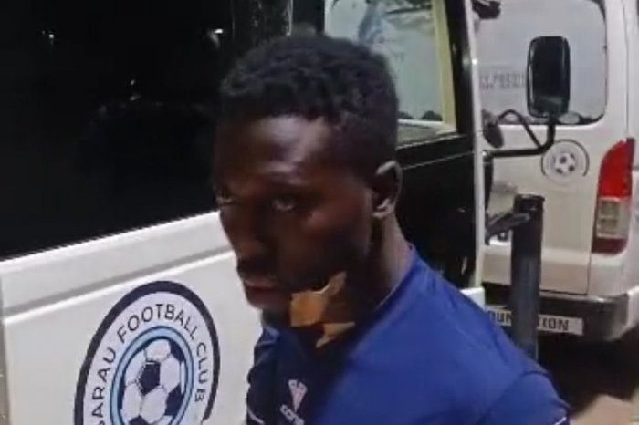 Ilustračný obrázok k článku BRUTÁLNY incident: Fanúšikovia takmer ZABILI futbalistu! Na ihrisku mu PODREZALI hrdlo