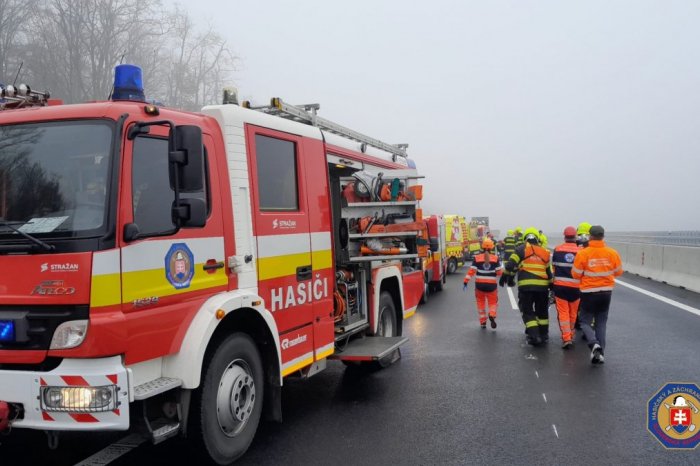 Ilustračný obrázok k článku Pozor, pri Kendiciach je ÚPLNÁ uzávierka cesty: Blokuje ju skrížený kamión