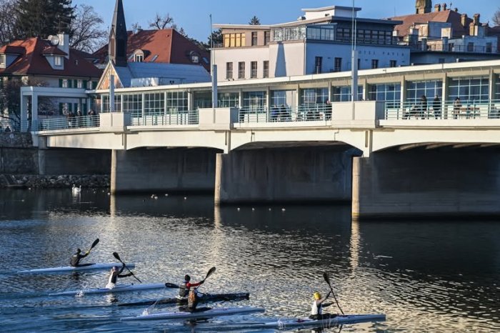 Ilustračný obrázok k článku Dopravný úrad rozhodol: ZAKÁZAL plavbu pod piešťanským Kolonádovým mostom