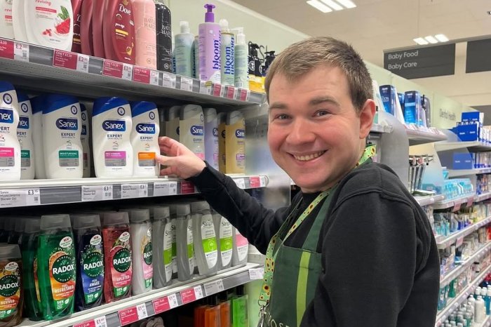 Ilustračný obrázok k článku Mladík s autizmom roky pracoval v obchode ZADARMO: Keď si vypýtal plat, VYHODILI ho!