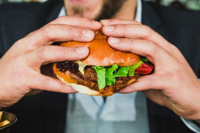 Ilustračný obrázok k článku Mladík (22) bojuje v nemocnici o ŽIVOT: Zo žartu prehltol CELÝ burger bez prežúvania