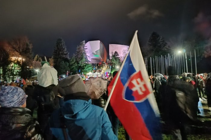 Ilustračný obrázok k článku OPOZÍCIA chystá PREDPROTESTNÝ punč aj POCHOD v srdci Slovenska: Poznáme MENÁ rečníkov