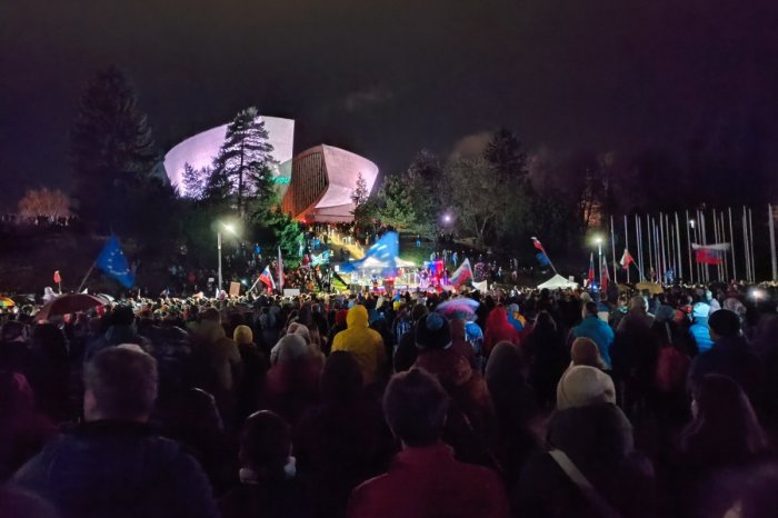 Ilustračný obrázok k článku Opozícia a aktivisti zvolávajú PROTESTY "proti MAFII": Vypuknú aj v stredoslovenských mestách