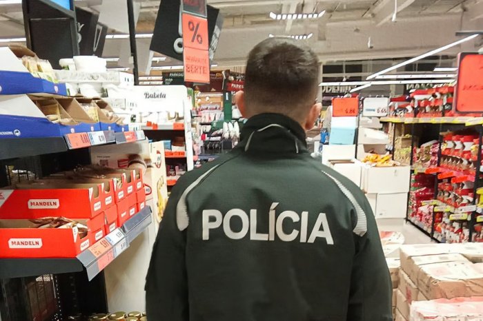 Ilustračný obrázok k článku K zraneniu sa dá prísť aj v obchode: Žena sa pošmykla a spadla pri nakupovaní