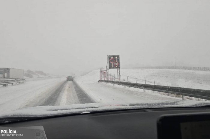 Ilustračný obrázok k článku V Prešove a okolí už začalo prvýkrát SNEŽIŤ: Na cestách sú teraz preto ZHORŠENÉ podmienky