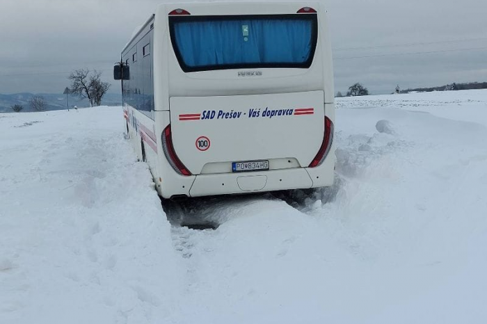 Ilustračný obrázok k článku Katastrofa v okolí Prešova: Na východe zapadol autobus s cestujúcimi, trčia tam 5 hodín