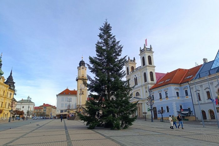 Ilustračný obrázok k článku Srdce Slovenska má NOVÚ dominantu: PÁČI sa vám VIANOČNÝ stromček na námestí? FOTO
