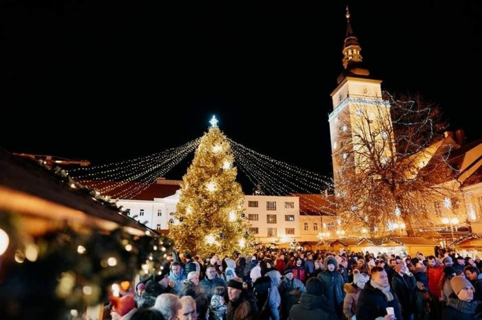 Ilustračný obrázok k článku Adventné trhy v Trnave budú BEZPEČNEJŠIE: Čas zásobovania stánkov autami OBMEDZIA