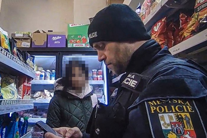 Ilustračný obrázok k článku Chytili zlodejku cigariet a policajtov čakal ŠOK! Preukázala sa im ŽIACKOU knižkou