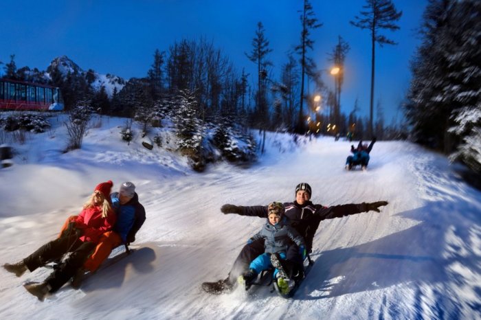 Ilustračný obrázok k článku Je to tu: Najdlhšia sánkarská dráha v Tatrách je už v prevádzke, možno bude aj NOČNÁ jazda