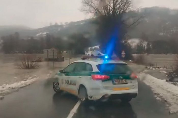 Ilustračný obrázok k článku Hron sa VYLIAL z koryta! UZAVRELI ďalšiu cestu na strednom Slovensku, VIDEO