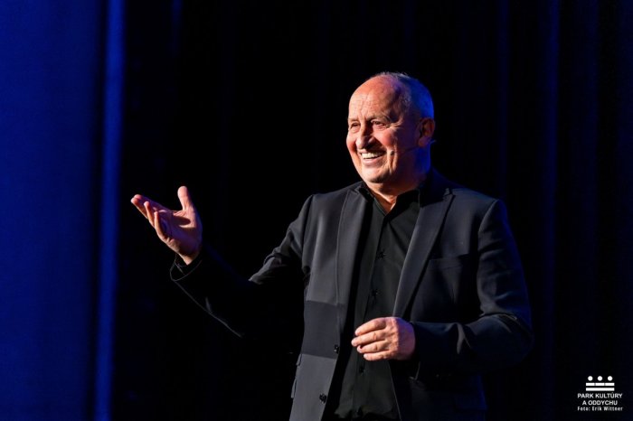 Ilustračný obrázok k článku Patrí medzi najvýraznejšie osobnosti šoubiznisu: Prešovčanov v Kine Scala zabával Jan Kraus