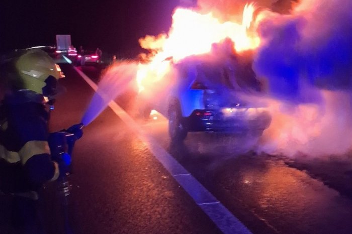 Ilustračný obrázok k článku Ohnivá DRÁMA na rýchlostnej ceste: Auto zachvátili PLAMENE, FOTO