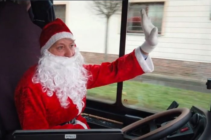 Ilustračný obrázok k článku MIKULÁŠ za volantom a ČERT pri dverách? Mestom bude jazdiť poriadne VESELÝ autobus