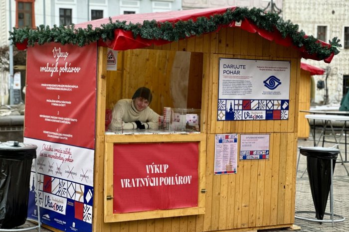 Ilustračný obrázok k článku VRATNÉ poháre na VIANOČNÝCH trhoch POMOHLI hneď dvojnásobne: Prírode aj nevidiacim