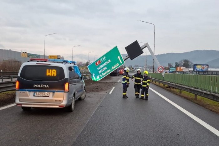 Ilustračný obrázok k článku Nehoda kamióna OCHROMILA dopravu na R1: Cestu pre všetky vozidlá UZAVRELI, FOTO