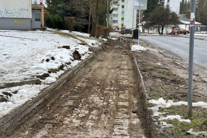 Ilustračný obrázok k článku Mesto sa OSPRAVEDLNILO ľuďom: Čo SPOMALILO rekonštrukciu chodníka na Ďumbierskej? FOTO