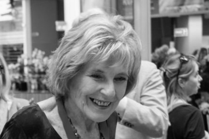 Ilustračný obrázok k článku Slovensko SMÚTI: Opustila nás spisovateľka, humoristka a glosátorka Oľga Feldeková