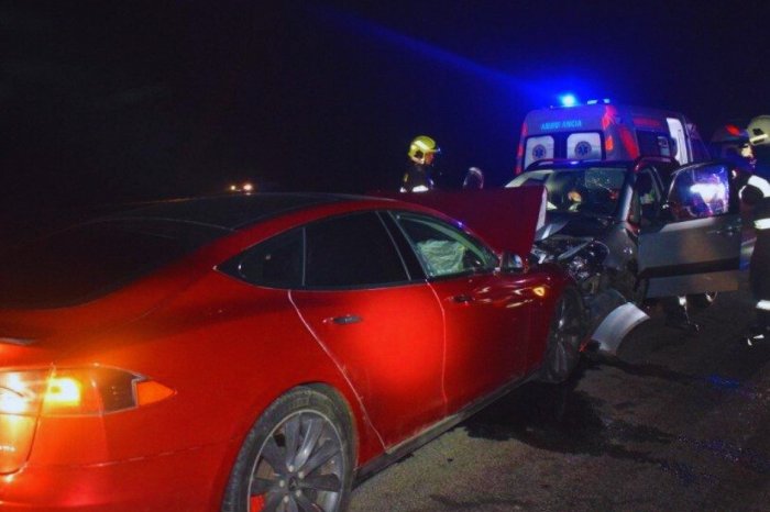 Ilustračný obrázok k článku DESIVÉ následky ČELNEJ zrážky: Jedného z vodičov na mieste OŽIVOVALI, FOTO