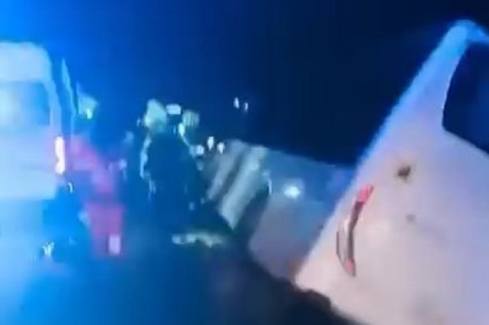 Ilustračný obrázok k článku PRVÉ zábery z miesta nehody: AUTOBUS je v priekope, na mieste sú zranení, VIDEO a FOTO