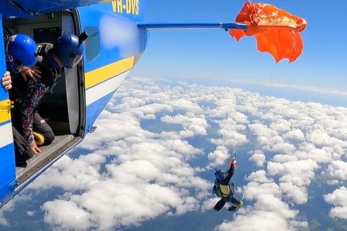 Ilustračný obrázok k článku HOROR v oblakoch: Parašutista ostal VISIEŤ na chvoste lietadla! VIDEO