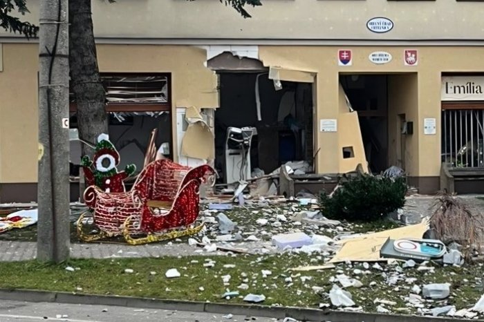 Ilustračný obrázok k článku Dedinou otriasla EXPLÓZIA: Výbuch bankomatu poškodil aj budovu obecného úradu