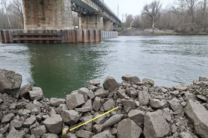 Ilustračný obrázok k článku Vlakovú dopravu museli ZASTAVIŤ: Pri železničnom moste našli nevybuchnutú MUNÍCIU