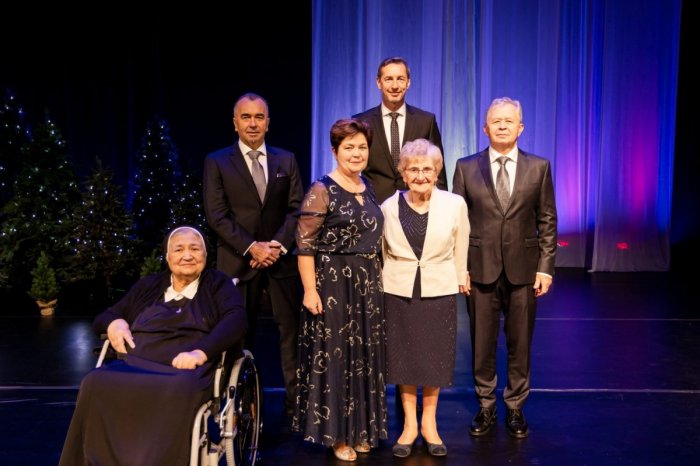 Ilustračný obrázok k článku Odmenili skutočné vzory nielen pre mládež: Cenu PSK majú urológ Minčík či sestra Maristella