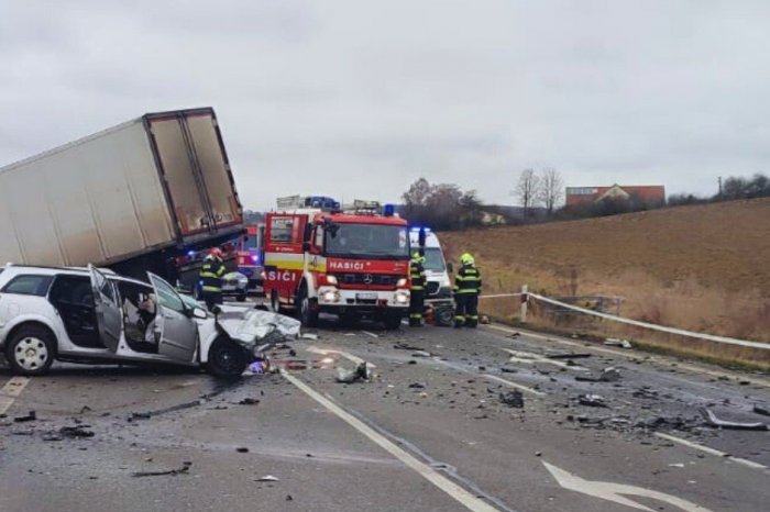 Ilustračný obrázok k článku ČELNÁ zrážka nákladiaka s autom: Vyslobodiť museli ZAKLIESNENÚ osobu, cesta je NEPREJAZDNÁ!