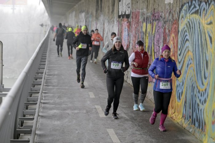 Ilustračný obrázok k článku Na Silvestra pobeží cez bratislavské mosty aj majsterka sveta! Bude REKORDNÁ účasť?