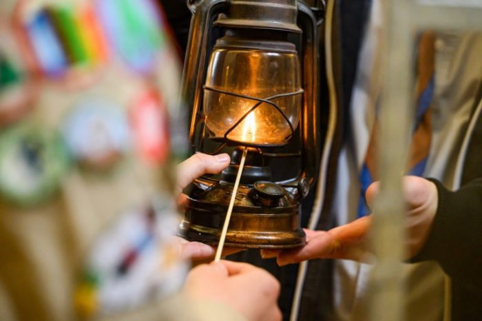 Ilustračný obrázok k článku Žiari na Lomnickom štíte: Betlehemské svetlo vyniesli na pomyselnú strechu Slovenska