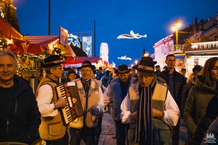 Ilustračný obrázok k článku Originálny nápad: Návštevníkom Prešovských vianočných trhov spríjemnili chvíle folklórom