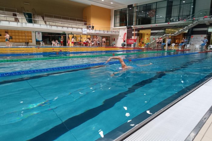 Ilustračný obrázok k článku Plavecká 24-hodinovka pokračuje: Plaváreň láka na vstup ZDARMA, padajú aj REKORDNÉ výkony