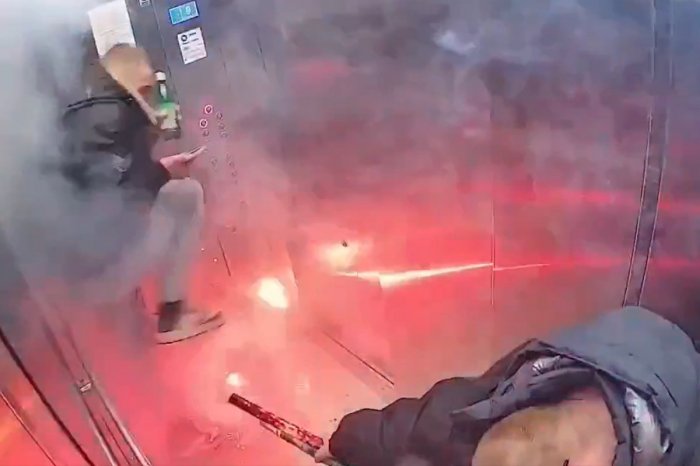 Ilustračný obrázok k článku Čo to stvárali? Dvaja Rusi vo výťahu odpálili OHŇOSTROJ! Všetko zachytilo VIDEO