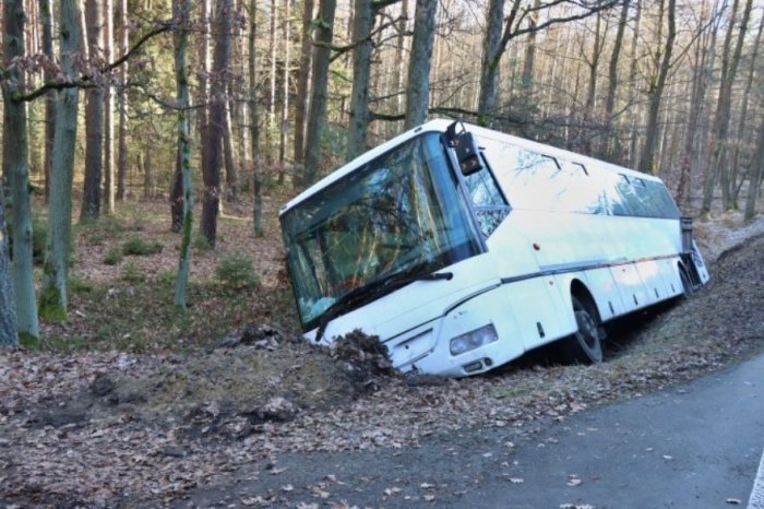 Ilustračný obrázok k článku Opitý a zdrogovaný muž UKRADOL autobus! Zdemoloval autá, skončil v priekope